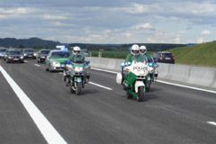 Die Autobahnpolizei Memmingen fhrt in Formation dem ersten Verkehr voraus