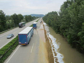 Autobahn_A3_Nurnberg_-_Passau_Uberschwemmung_Hochwasser_2013