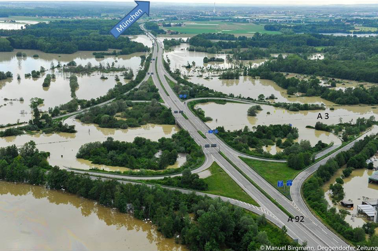 Autobahn A3 Überschwemmung Hochwasser 2013 Deggendorf Manuel Birgmann Deggendorfer Zeitung 25