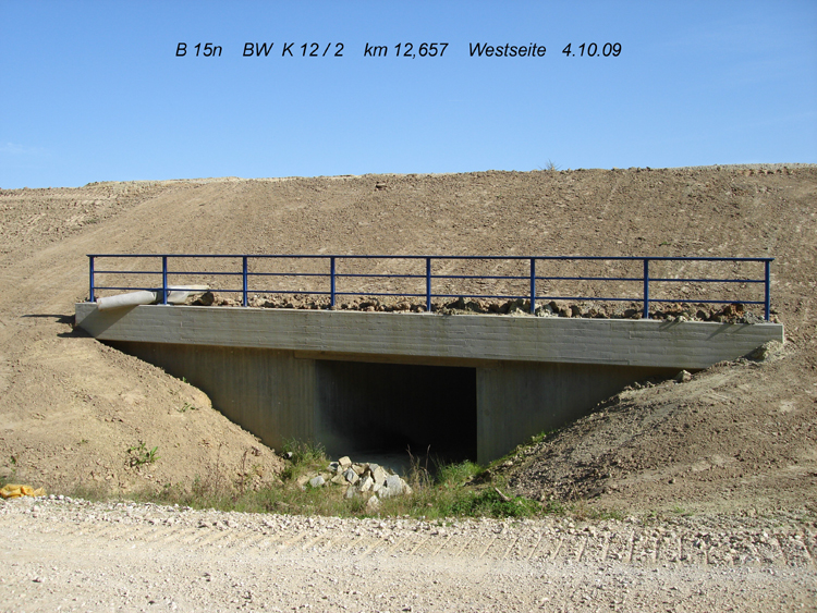 B15n vierstreifige Bundesstraße A-Bauwerk Brücke über den Mahdgraben k12-2051 (1)
